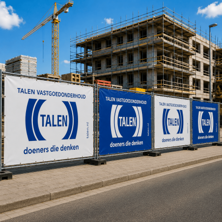 Bedrukte bouwhekdoeken geplaatst rondom een appartementenproject in aanbouw.