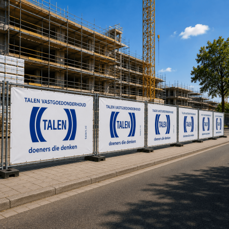 Meerdere bouwhekdoeken gemonteerd langs een aaneengesloten rij bouwhekken op een projectlocatie.
