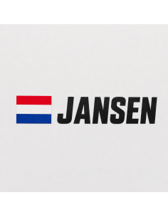 Rally naamsticker met vlag op de zijruit van een rallyauto in een paddockomgeving 2