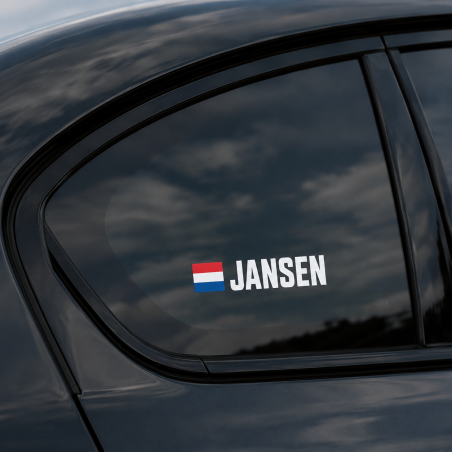 Rally naamsticker met vlag op de zijruit van een auto