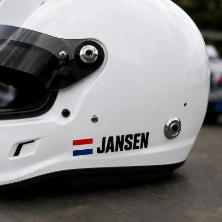 Rally naamsticker met vlag en losse letters op een witte motorsporthelm