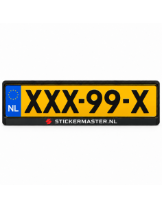 Close-up van kentekensticker met eigen tekst op kentekenplaathouder 2