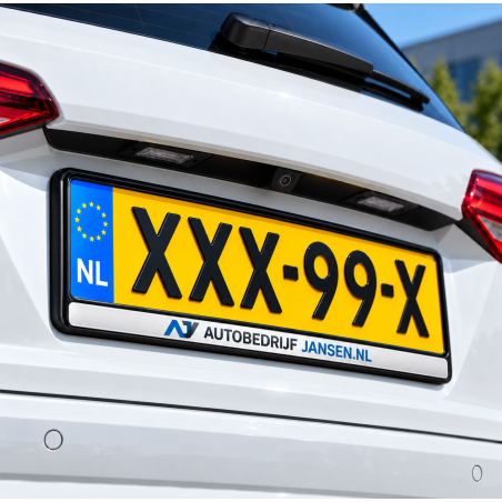 Kentekensticker met bedrijfsnaam en logo op kentekenplaathouder