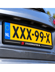 Close-up van kentekensticker met eigen tekst op kentekenplaathouder