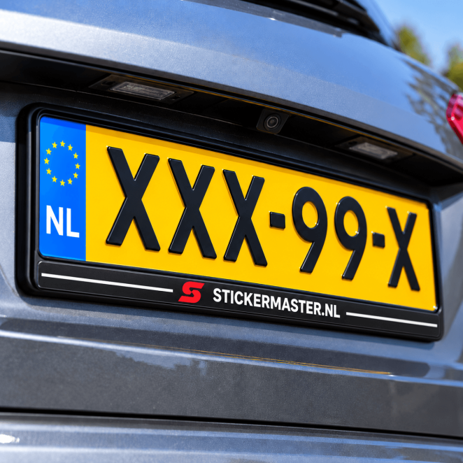 Close-up van kentekensticker met eigen tekst op kentekenplaathouder