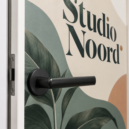 Close-up van eigen ontwerp deursticker rond deurbeslag op paneeldeur