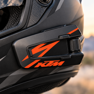 Cardo Packtalk Edge met zwart-oranje KTM sticker op witte achtergrond 2