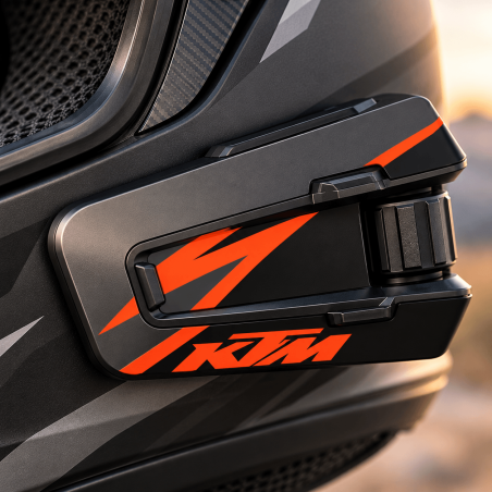 Detail van KTM sticker op Cardo Packtalk Edge met subtiel zichtbare stickerrand