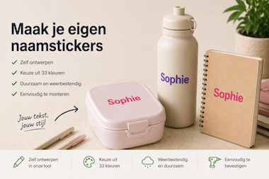 Losse naamsticker van gekleurde folie met de naam Sophie aangebracht op drinkfles, broodtrommel en notitieboek in een lichte, kindvriendelijke setting.